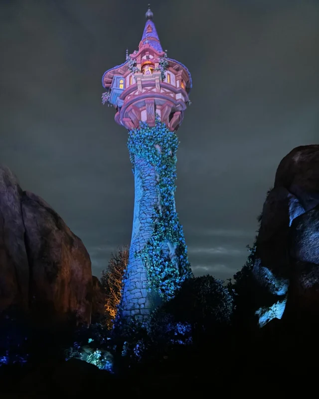 ファンタジースプリングス

ハロウィンとクリスマスの間で空いているのではと当て込んで、ディズニーシーに行ってきました🏰
予想は見事に外れて、激混みでした💦
ランドは空いていたらしいでさが、シーは新エリアと限定グッズ目当ての人・人・人でした。
9時にパークインしたのに、各種パスは既に在庫なし。
唯一DPAのラプンツェルが残っていたので、大急ぎで取得。
それも16時55分からのパスでした。
ちょうど日没の時間で、ライトアップが始まり、昼より雰囲気がいい感じで、結果オーライでした。

ラプンツェルに乗り、レストランのモバイルオーダー利用で食事÷ビール付、ホテルの1Fのギフトショップでエリア限定のお土産を買い、ロックワークを鑑賞。
ファンタジースプリングスを楽しみました。

午後に初参加したフォートレスエクスプロレーション　レオナルドチャレンジが地味に楽しかったです。見事チャレンジ達成で地図に型押しもらいました。ほとんど友だちが謎解きしてくれましたが💦

予想外の混雑でしたがそれはそれで楽しい1日でした。

#ファンタジースプリングス #ディズニーシー #土曜日のディズニーシー 
#ラプンツェル