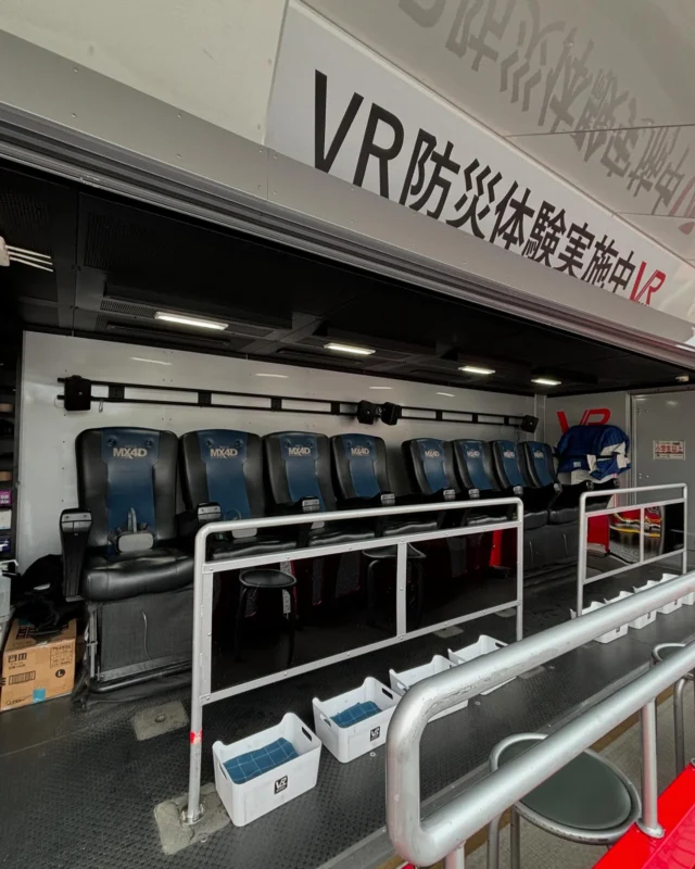 VR防災体験

にこわ新小岩に消防署のVR防災体験車両が来ていたので、震度7の家の中を体験してきました。
VRゴーグルをして、座席が揺れるので、けっこう臨場感がありました。何より家の中はぐちゃぐちゃ、実際に起きたら大変なことになると感じました。
家具の固定や配置を改めて見直しました。
小学生以上でないと体験できないそうで、訪れていた園児たちは見学のみ。けっこう揺れるので、シュミレーターとは言え、小さな子どもには危ないということのようです。
それだけ本格的な造りと言うことですね。貴重な体験ができました。

#vr #vr防災体験車 #VRゴーグル #東京消防 #東京消防庁